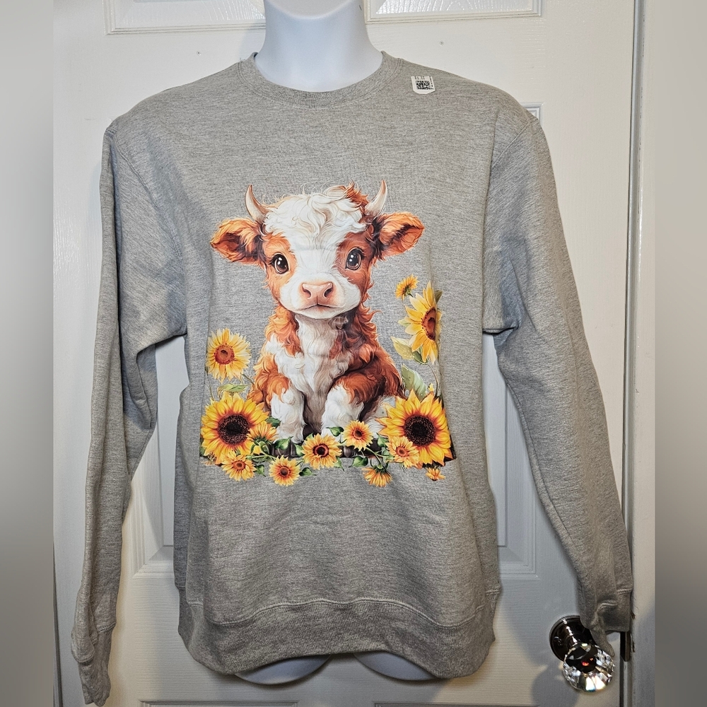 NWT Gray Sweatshirt with Highland Cow and Sunflowers. Size L